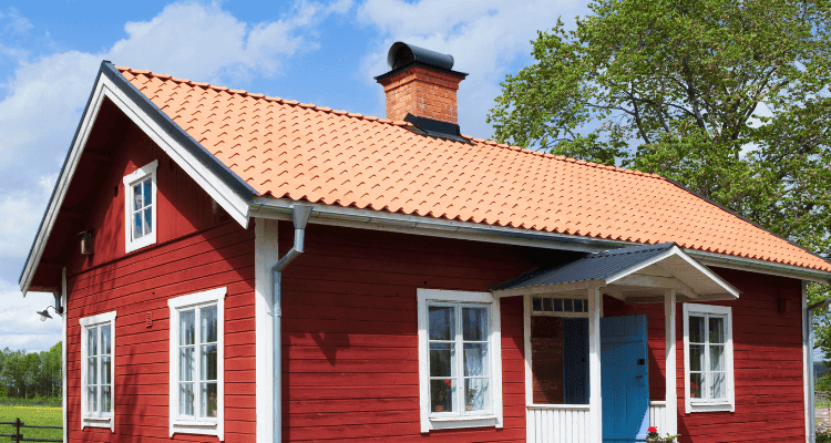 rod-stuga-med-vita-knutar-och-tegelpannor