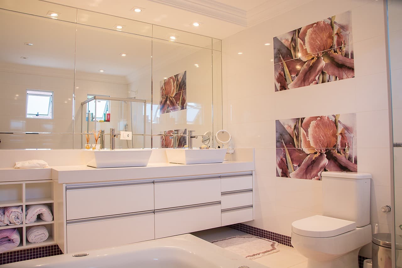 ljust-badrum-med-wc-och-tva-tvattstall