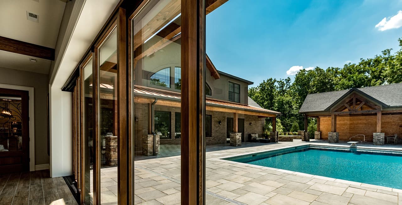 modern-pool-med-ett-hus-i-bakgrunden
