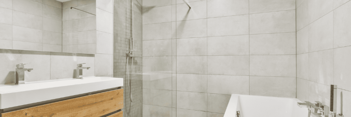 ett-badrum-med-en-toalett-och-tvattstall