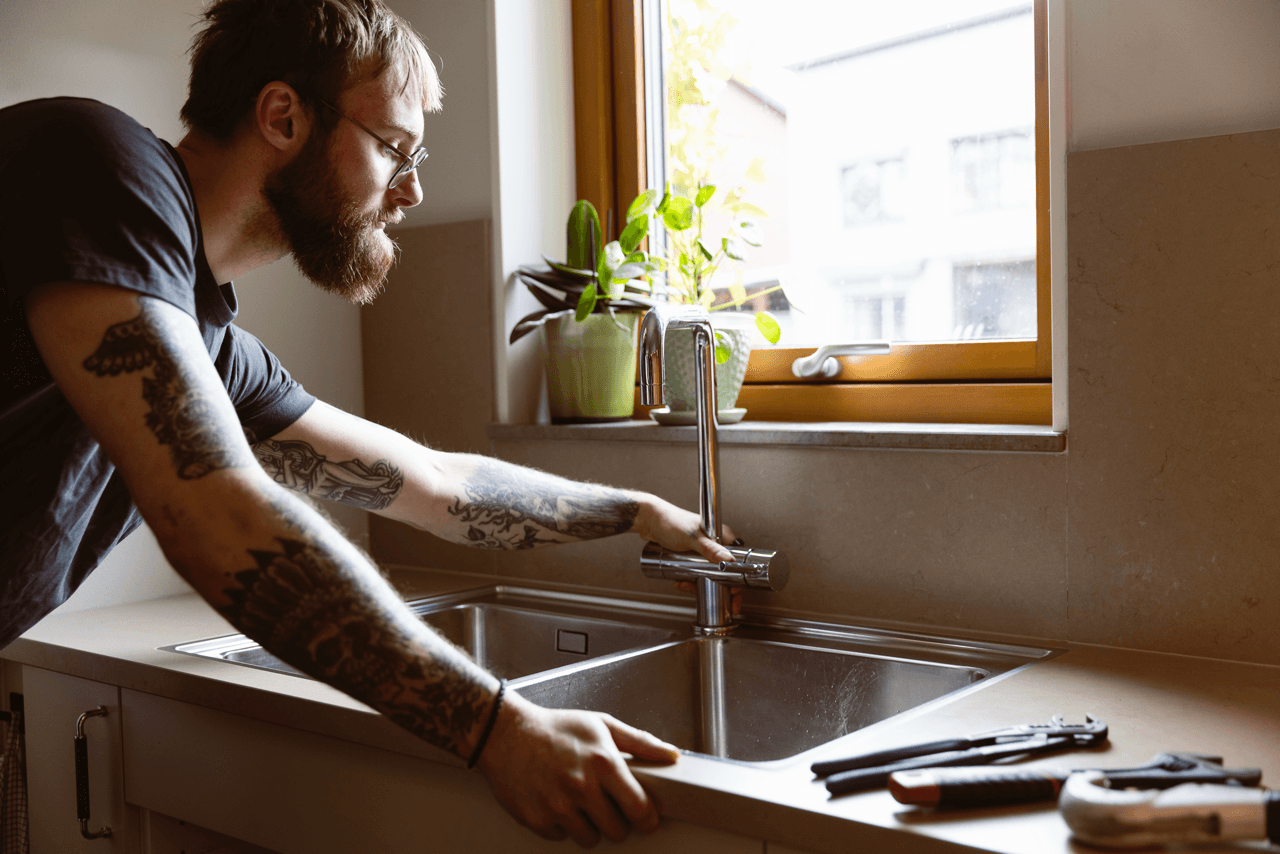 rormokare-jobbar-med-blandare