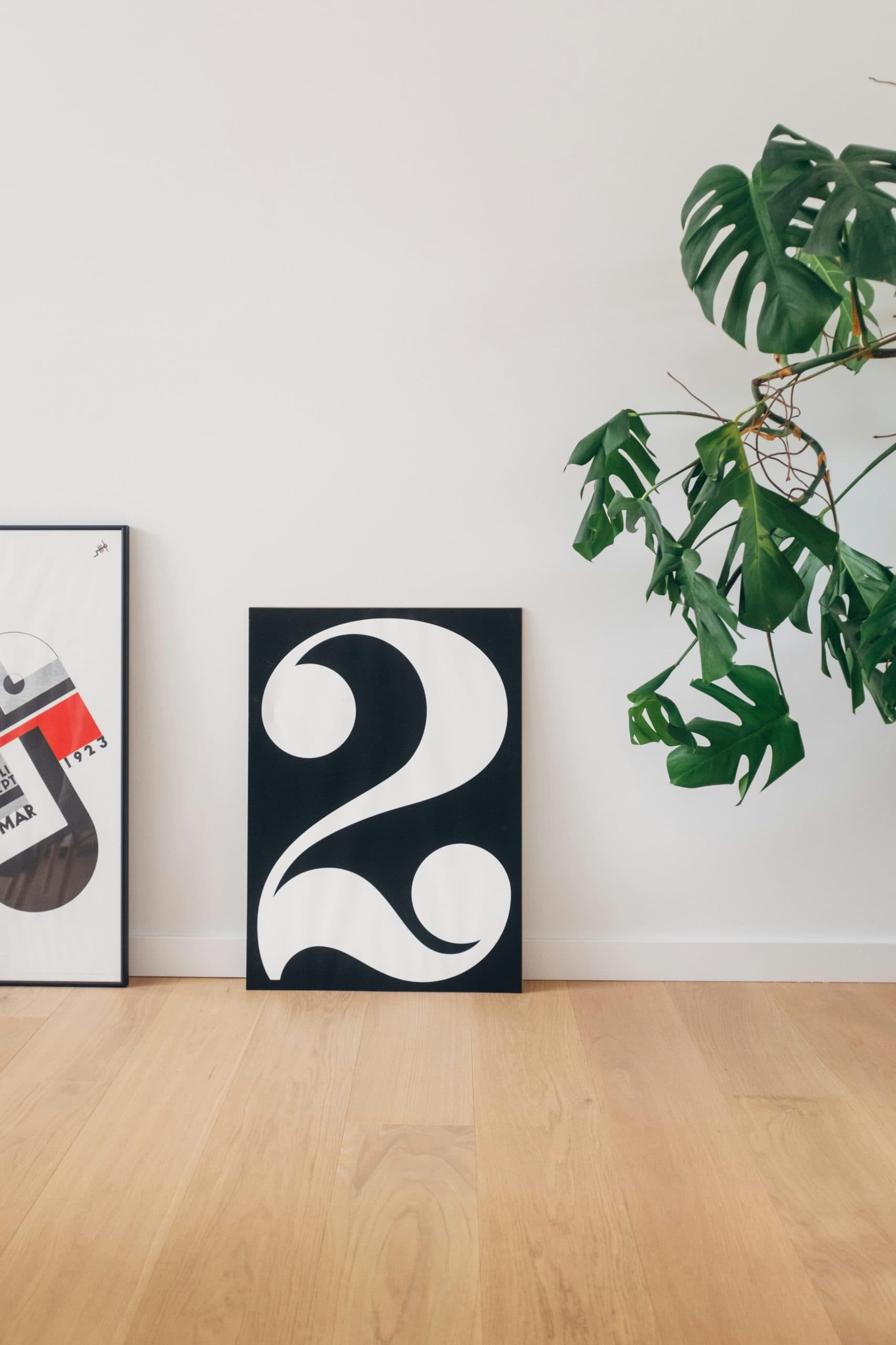 tavlor-pa-ett-golv-med-tavlor